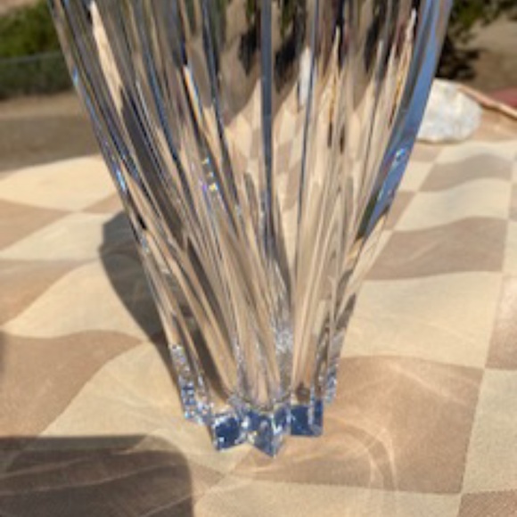 STUNNING SPIRAL VASE - Picture 3 of 9